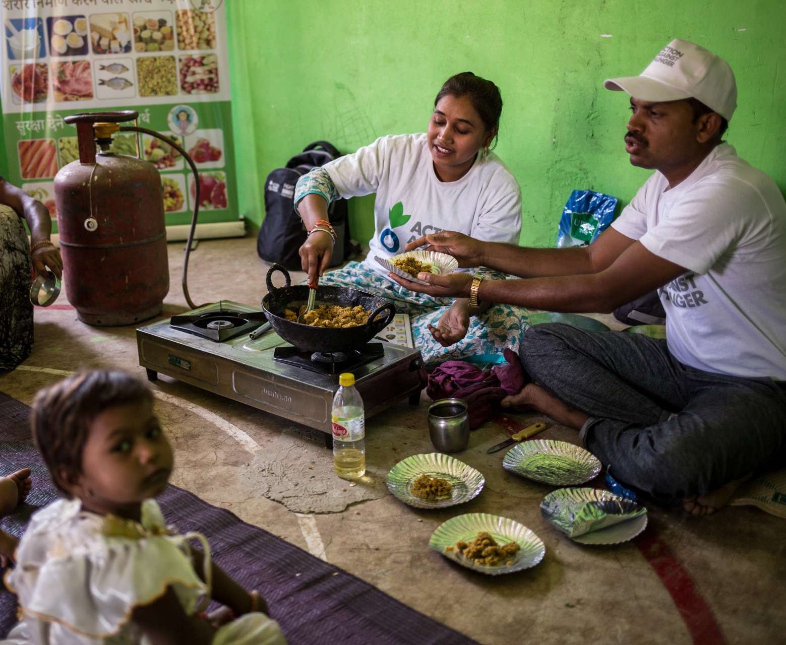 Community Mobilizer Kavita hosts a cooking demonstration for mothers.
